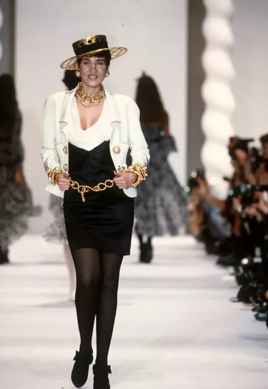 Cristina Cordula lorsqu'elle défilait pour Chanel Prêt-à-Porter en octobre 1990 à Paris.