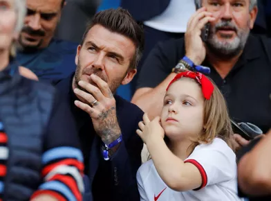 David Beckham et sa fille Harper dans les gradins du match Angleterre-Norvège, le 27 juin 2019.
