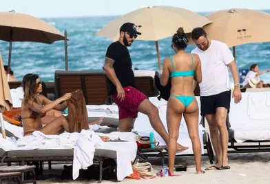 David Guetta, Cédric Gervais et leurs compagnessur une plage de Miami, le 9 mars 2019