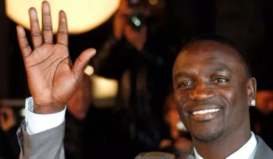 Akon a été désigné par la Fifa pour écrire l’hymne de la Coupe du Monde de football qui se déroulera en Afrique du Sud en 2010. Le chanteur r’n’b de 32 ans, fan de ballon rond, s’est dit honoré par cette décision.Akon, né au Sénégal et qui vit aux Etats-Unis depuis l’âge de 7 ans, devrait assurer la direction musicale de l’ensemble de la compétition et en interpréter l’hymne lors de la cérémonie d’ouverture. 