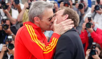 Lambert Wilson a échangé un baiser langoureux avec le réalisateur Xavier Beauvois pour la présentation du film Des hommes et des dieux, en compétition au 63ème Festival de Cannes.