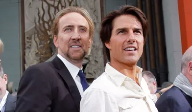 Nicolas Cage et Tom Cruise posent lors d'une cérémonie donnée en l'honneur du producteur Jerry Bruckheimer au Grauman's Chinese Theatre (Théâtre chinois de Grauman), à Hollywood.
