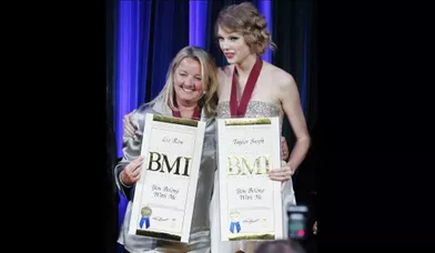 La jeune et talentueuse Taylor Swift et la co-compositrice de la chanson You Belong With Me, Liz Rose, recevant un prix lors de la 58e édition annuelle des BMI Pop Awards à Beverly Hills.