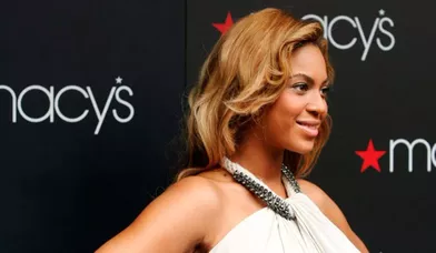 La chanteuse Beyonce prend la pose pour son nouveau parfum, Beyonce Pulse, au célèbre magasin Macy's de New York.