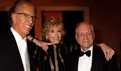 L'actrice Jane Fonda et son petit ami, le producteur de disques de Richard Perry (à gauche), posent avec le fondateur du magazine Playboy, Hugh Hefner, à l'occasion du dîner annuel la Société des chanteurs à Beverly Hills, en Californie.