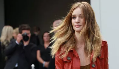 La top model Rosie Huntington-Whiteley arrive lundi à la fashion week de Londres pour le défilé Burberry.