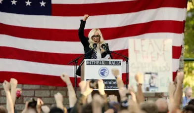 Lady Gaga, qui a souvent clamé son soutien à la cause des soldats gays -et entretient le doute sur son véritable sexe-, était en campagne à Portland lundi pour appeler les Américains à protester contre la loi du &quot;Don't ask don't tell&quot; (ne rien demander, ne rien dire), qui réduit au silence les homosexuels dans l’US Army. Le Sénat s'apprête à examiner mardi un projet de loi de finance de la Défense dans lequel figure un amendement visant à mettre fin à la loi &quot;Don't ask, don't tell&quot;. Si 60 sénateurs sur 100 votent &quot;oui&quot;, une première étape vers l'abrogation de la loi sera franchie.