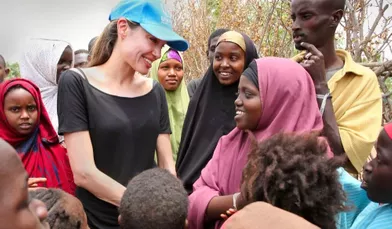 Angelina Jolie, ambassadrice de Bonne Volonté des Nations Unies, a passé une journée au camp de réfugiés de Dadaab à la frontière du Kenya, samedi, qui abrite quelque 285 000 réfugiés somaliens tandis qu’il est conçu pour en accueillir seulement 90 000. Sur place, l’actrice américaine a avant tout été frappée par la générosité des Somaliens. &quot;Ce qui est étonnant, a-t-elle en effet rapporté, c'est qu'alors qu’il y a de plus en plus de gens dans les camps, les familles somaliennes continuent d'être généreuses avec le peu qu'elles ont, même si ça signifie d'avoir qu'un huitième de l'eau dont elles ont besoin, et que leurs enfants souffrent de déshydratation&quot;. 