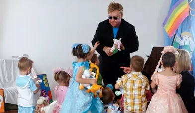 Le chanteur britannique Elton John s’est vu refuser sa demande d’adoption en Ukraine. «Il a volé mon cœur». C’est par ses mots qu’Elton John a décrit l’émotion qu’il a ressenti en voyant pour la première fois Lev, 14 mois, lors de la visite d’un orphelinat en Ukraine. Un choc qui avait poussé le chanteur de 62 ans a entreprendre les démarches administratives afin de pouvoir adopter l’enfant.