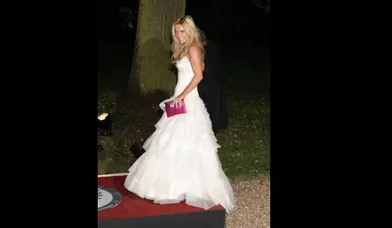 Geri Halliwell est apparu dans une somptueuse robe de mariée… au gala de charité annuel de la fondation Raïssa Gorbatchev, jeudi soir, à Londres. Récemment séparée de son copain Henry Beckwith, la chanteuse de 39 ans aurait-elle un message à faire passer?