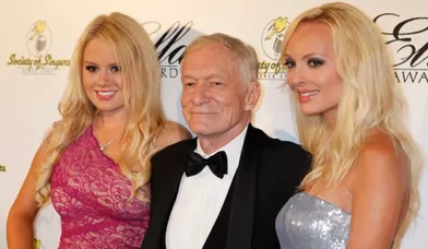 Le fondateur du magazine Playboy Hugh Hefner accompagné d’Anna Sophia Berglund et Shera Bechard, au dîner annuel Society of Singers à Beverly Hills.