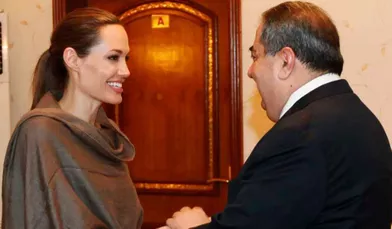 En visite depuis la semaine dernière au Moyen-Orient afin d’apporter son aide aux réfugiés syriens, Angelina Jolie a rencontré samedi le ministre irakien des Affaires étrangères Hoshyar Zebari, puis le Premier ministre du Kurdistan, Nechirvan Barzani, dimanche.