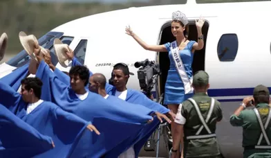 Pour la première fois depuis son couronnement, Stephania Fernandez, alias Miss Univers, est retournée au pays, à Caracas. Elle y a reçu un accueil digne d'une reine. 