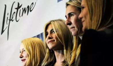 Patricia Clarkson, Jennifer Aniston, la présidente de la chaine Lifetime Nancy Dubuc, et la productrice Kristin Hahn posent à leur arrivée pour la projection du film &quot;Five&quot;, une anthologie de cinq courts métrages explorant l'impact du cancer du sein sur la vie des gens.