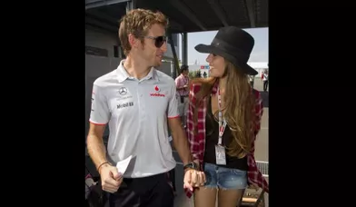 Le pilote automobile britannique Jenson Button et sa compagne Jessica Michibata sont arrivés ensemble sur le circuit de F1 de Suzuka, au Japon.