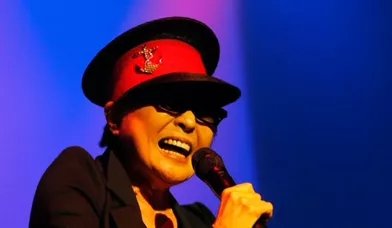 Yoko Ono a fêté le 70e anniversaire fictif de John Lennon en donnant de la voix lors d'un concert en Islande.
