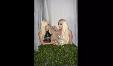 Après sa visite des ateliers Gianni Versace, à Milan, Lady GaGa a participé lundi soir à un diner organisé au Palazzo Versace en l'honneur de Donatella Versace. La chanteuse portait évidemment une robe de la maison italienne. Avec son amie, elles sont allées jeterdes roses à leurs fans depuis le balcon du Palais, rejointes par Fozzi Bear, le chien de la star.