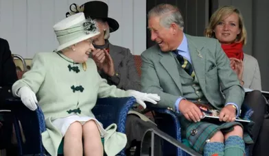 La Reine Elizabeth et son fils le Prince Charles ont semblé beaucoup rire ce samedi. La famille royale assistait comme chaque premier samedi de septembre au rassemblement de Breamar, en Écosse. Le &quot;Breamar Gathering&quot; est une réunion de jeux des Highlands écossais. 