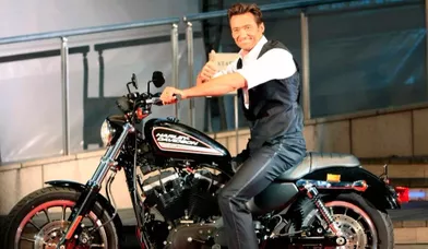 En pleine promotion de Wolverine, Hugh Jackman n'hésite pas à chevaucher une grosse cylindrée.