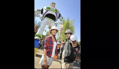 La présentatrice de Zone interdite, Mélissa Theuriau et son mari, l'acteur de Jamel Debbouze ont assisté à l'ouverture des nouvelles attractions du parc Disneyland Paris consacrées à Toy Story.