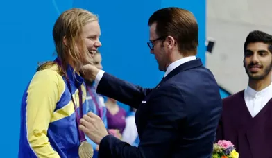 Le prince Daniel de Suède a remis la médaille d’or à la nageuse Maja Reichard, qui a remporté l’épreuve du 100m brasse dans la catégorie SB11 (malvoyants), aux Jeux Paralympiques de Londres.