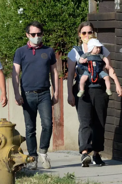 Elijah Wood se promène à Los Angeles avec son fils et compagneMette-Marie Kongsved le 30 mai 2020