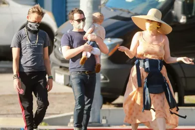 Elijah Wood se promène à Los Angeles avec son fils, sa compagneMette-Marie Kongsved et son amiDominic Monaghan, le 16 mai 2020