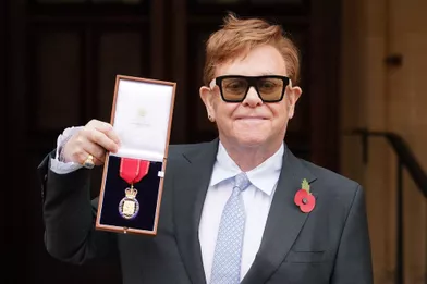 Elton John (montrant son insignedel’Ordre des compagnons) à Windsor le 10 novembre 2021