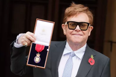 Elton John (montrant son insignedel’Ordre des compagnons)à Windsor le 10 novembre 2021