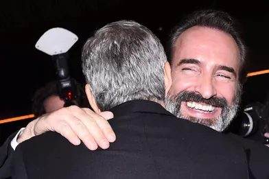 L'accolade entre George Clooney et Jean Dujardin