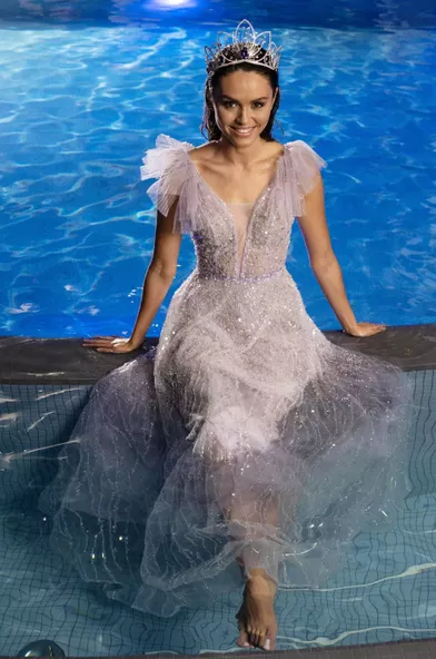 Diane Leyre, avec sa couronne Mauboussin, dans la piscine de l'hôtel Les Bains de Cabourg-Thalazur.