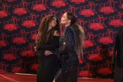 Amel Bent et Vitaa aux NRJ Music Awards à Cannes le 20 novembre 2021