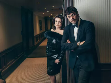 Le 13 mai, Catherine Deneuve, en robe Saint Laurent et bijoux Pomellato, et Benicio del Toro à l’hôtel Majestic.