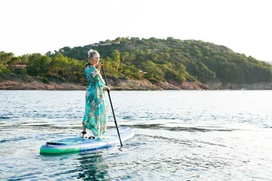 « J’adore les contrastes : faire du paddle en robe longue par exemple. Une séance qui a terminé…à l’eau, évidemment ! »