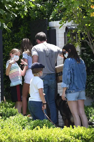 Ben Affleck se promène avec Ana de Armas et ses trois enfants à Brentwood, Los Angeles, le 23 mai 2020