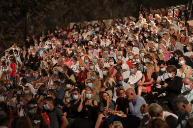 Les spectateurs prennent placepour la pièce «Par le Bout du Nez» au Festival de Ramatuelle le 2 août 2020