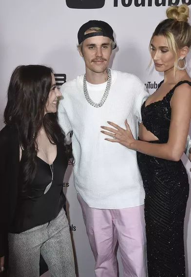 Justin et Hailey Bieber avec la mère du chanteur, Pattie Mallette,à l'avant-première du documentaire «Justin Bieber : Seasons» à Los Angeles le 27 janvier 2020
