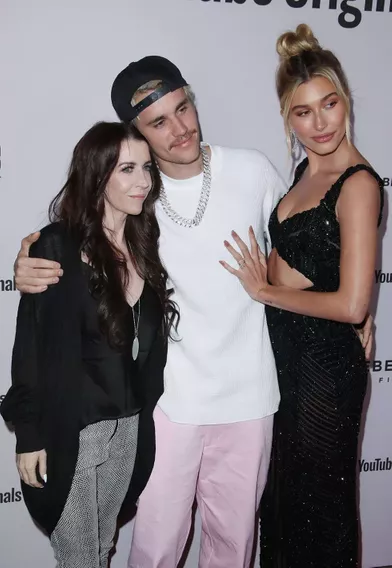 Justin et Hailey Bieber avec la mère du chanteur, Pattie Mallette,à l'avant-première du documentaire «Justin Bieber : Seasons» à Los Angeles le 27 janvier 2020