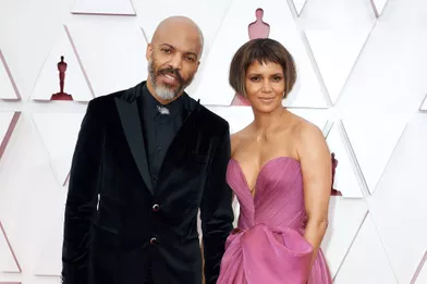 Van Hunt et Halle Berry sur le tapis rouge des Oscars à Los Angeles le 25 avril 2021