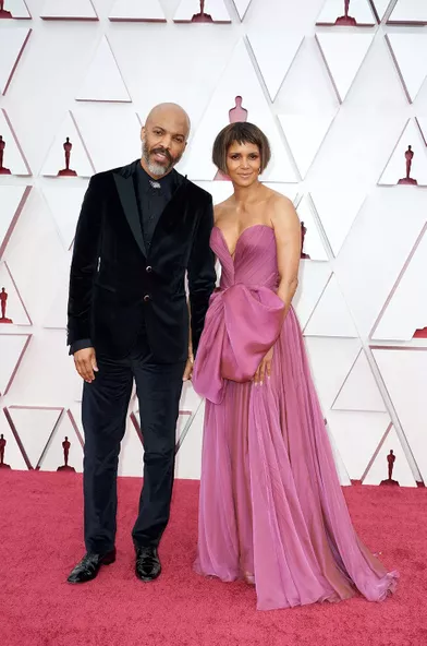 Van Hunt et Halle Berrysur le tapis rouge des Oscars à Los Angeles le 25 avril 2021