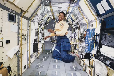 L'ingénieure et astronaute Mae Carol Jemison est la première femme afro-américaine à aller dans l'espace en tant que spécialiste de mission à bord de la navette spatiale Endeavour. Elle est choisie pour participer à la mission STS-47, durant laquelle elle tourne autour de la Terre pendant huit jours en septembre 1992.