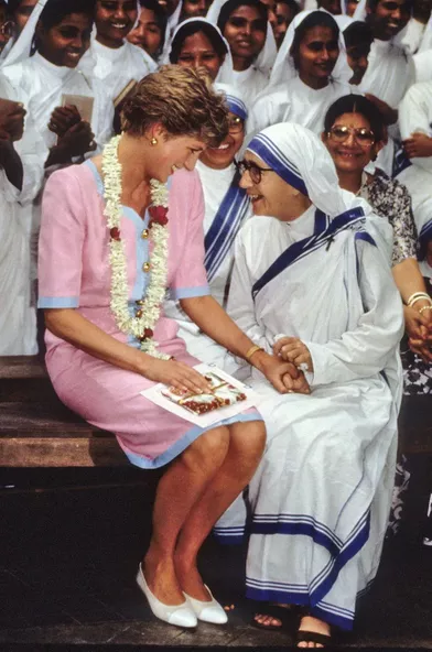 Première rencontre touchante entre la princesse Diana et mère Theresa à Calcutta en février 1992.