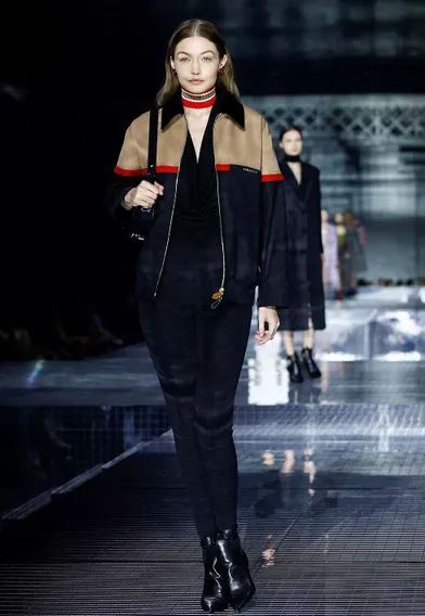 Gigi Hadiddéfile pour Burberry lors de la Fashion Week de Londres le 17 février 2020.