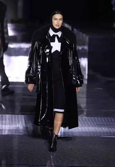 Irina Shayk défile pour Burberry lors de la Fashion Week de Londres le 17 février 2020.