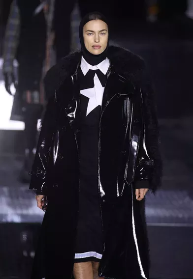 Irina Shaykdéfile pour Burberry lors de la Fashion Week de Londres le 17 février 2020.