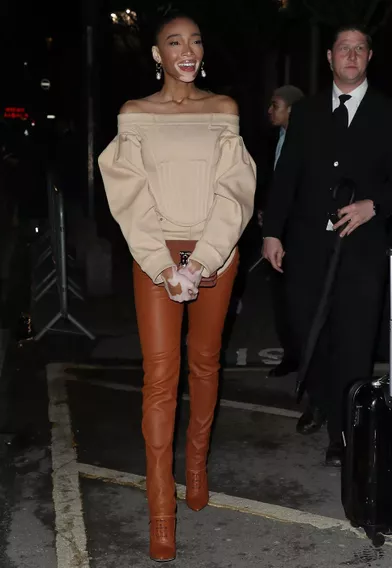 Le mannequin Winnie Harlowarrive au défilé Burberry lors de la Fashion Week de Londres le 17 février 2020.