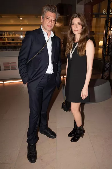 Benjamin Biolay et Chiara Mastroianniau dîner de lancement des parfums Louis Vuitton «Les Extraits Collection» à la Fondation Louis Vuitton à Paris le 5 juillet 2021