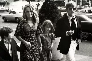 Robert Redford avec son ex-épouse Lola Van Wagenen et leurs enfants James (à gauche) et Shauna à New York en 1971