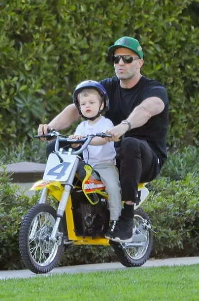 Jason Statham Fait De La Mini Moto Avec Son Adorable Fils Jack