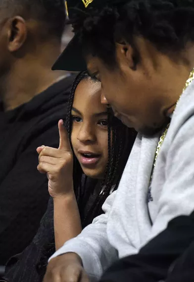 Jay-Z et sa fille Blue Ivy lors d'un match opposant les Lakers aux Clippers à Los Angeles le 8 mars 2020